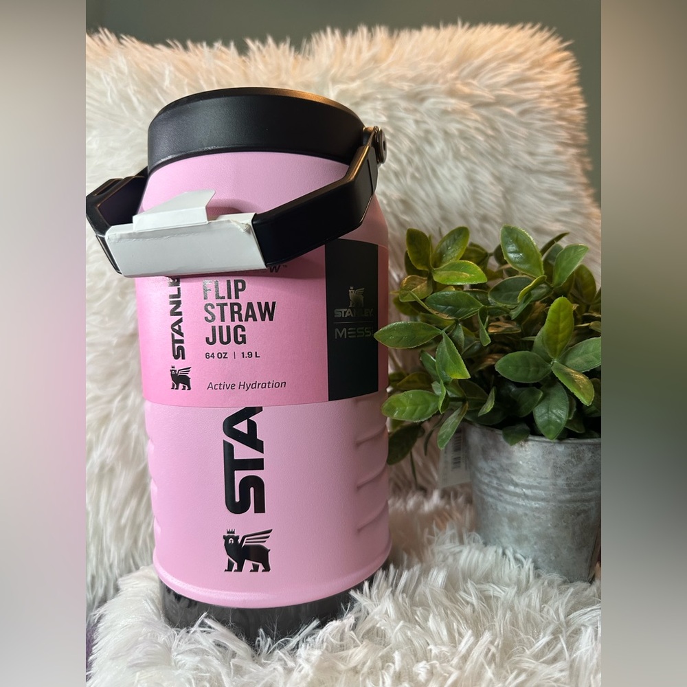 Stanley Messi Flipstraw 64oz Limited Edition (small dent)